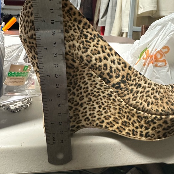 Open Toe Leopard Print Wedges - Picture 5 of 5